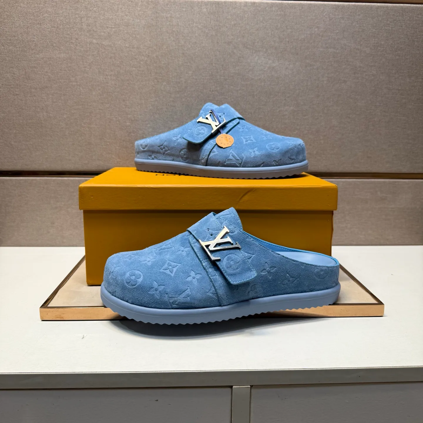 Men's men's shoes 💰pp540 [LV～] Men's casual half slippers 2025z cabinet sales simultaneously 🔶Size: 39-44 #️⃣ 🔷4 colors🔜The upper is made of multi-material splicing ➕Genuine leather lining, comfortable and breathable, sole: original comfortable and wear-resistant outsole, ⚠️Real thing📱Photographed🎬The real thing is better📢📢📢